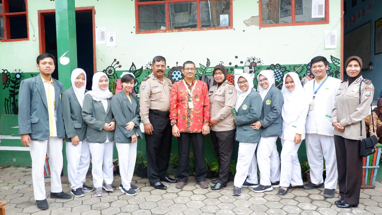 Mahasiswa program studi pendidikan profesi ners sedang praktek klinik di SMP Paramitha Kota Malang
