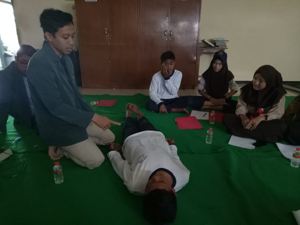 Mahasiswa program studi pendidikan profesi ners sedang praktek klinik di SMP Arjuno Kota Malang